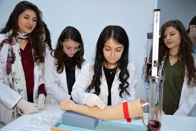 İyi Hekimlik Uygulamaları ve Simülasyon Merkezi'nde uygulamalı eğitim imkanı