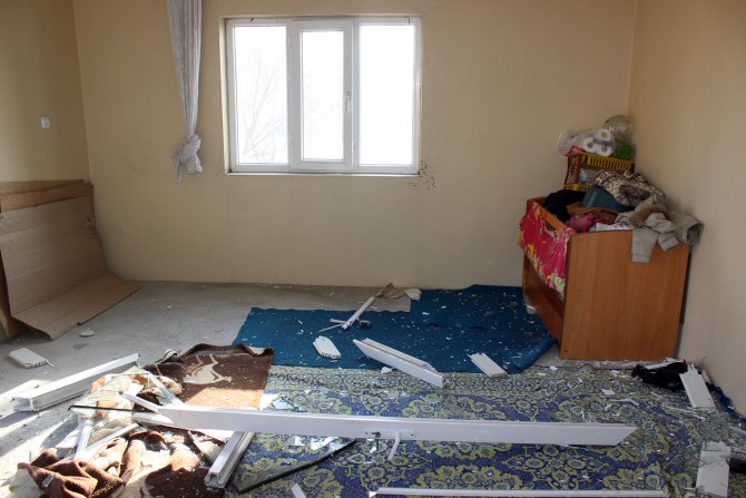 Van'da polis aracına saldırı yapıldı, onlarca ev hasar gördü