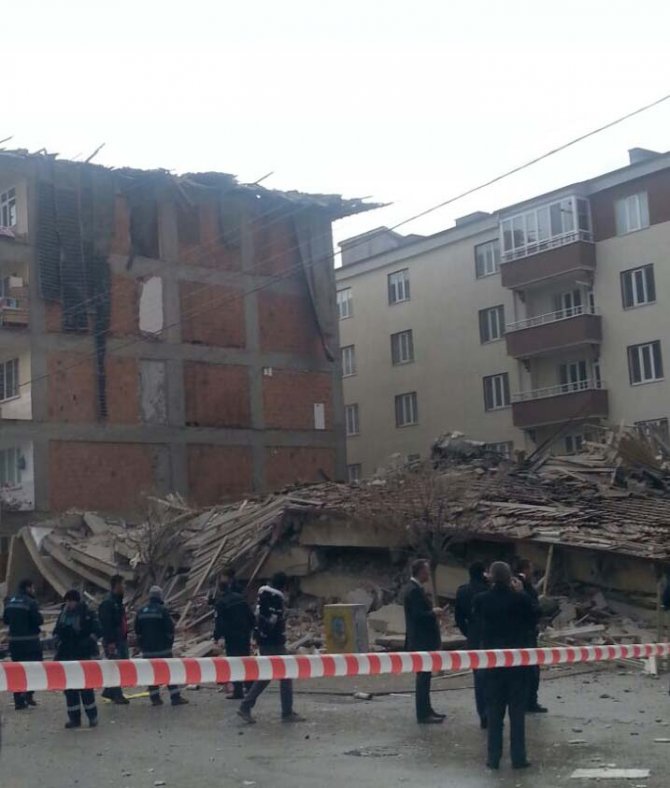 Depremde zarar gören 20 dairelik bina çöktü