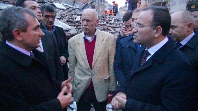 Adalet Bakanı Bozdağ, çöken binada incelemede bulundu
