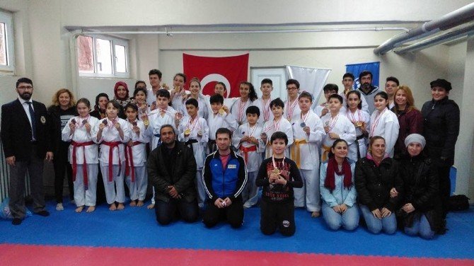 Bigalı Karateciler Madalya İle Döndü