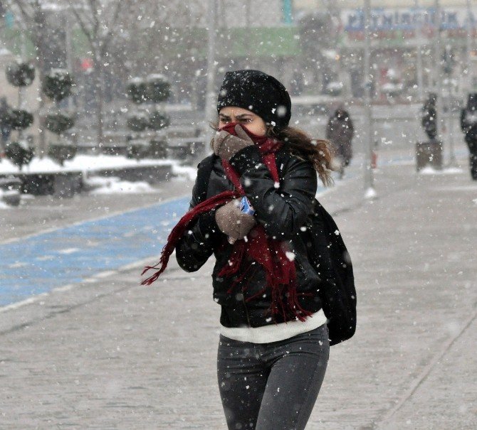 Bolu Kent Merkezinde Kar Yağışı Bastırdı