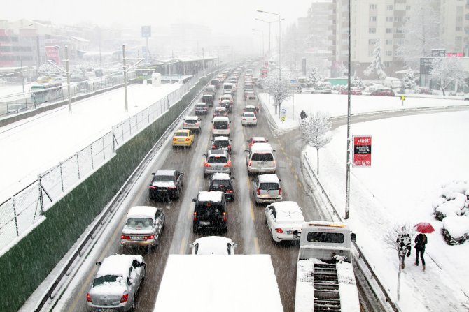 Bursa’da kar yağışı trafiği felç etti