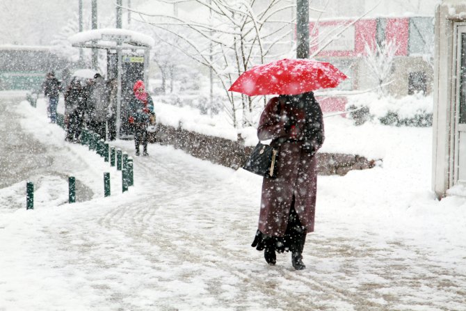 Bursa’da kar yağışı trafiği felç etti