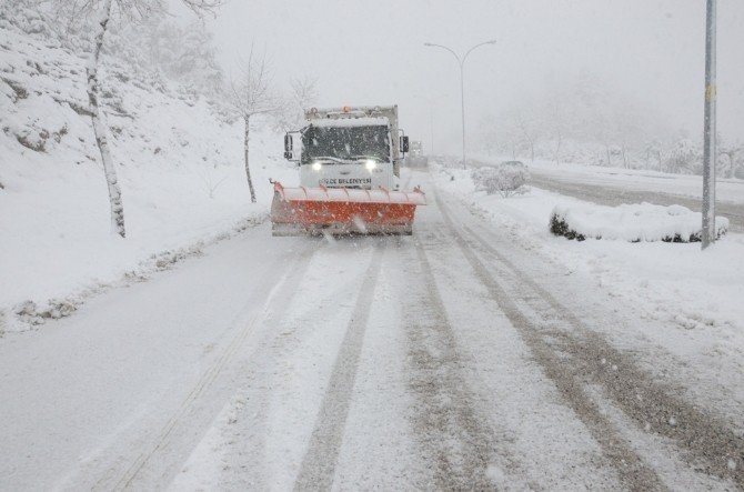 Düzce Belediyesi Kar Çalışmalarında Hız Kesmiyor