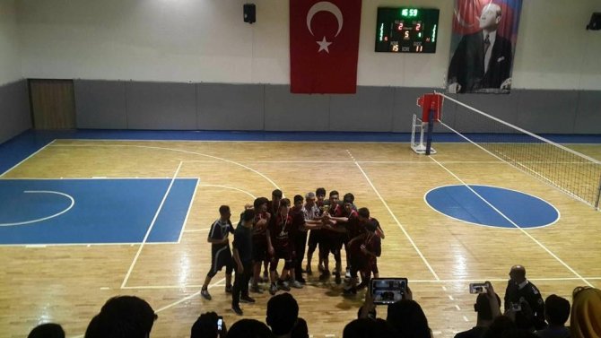 Voleybol turnuvasında Erzin Bahri Çelen Anadolu Lisesi Hatay şampiyonu oldu