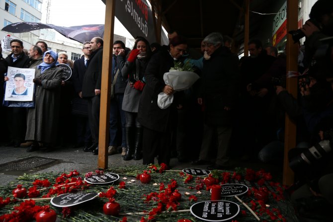 Hrant Dink, öldürüldüğü yerde karanfillerle anıldı
