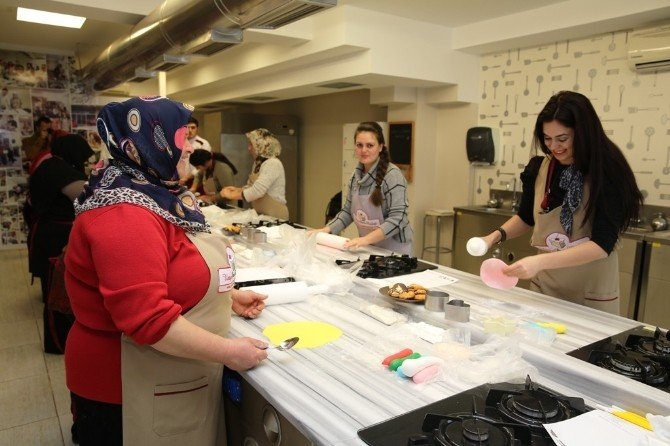 Kadınlara Uzmanından Pasta Yapım Dersi