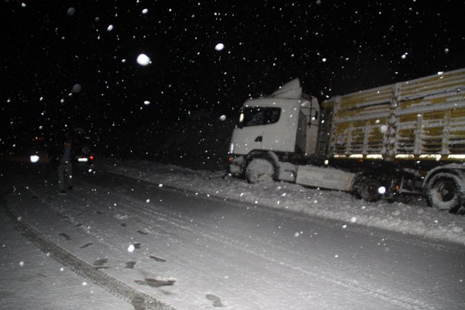 Kahramanmaraş'ta kar yağışı ulaşımı olumsuz etkiliyor