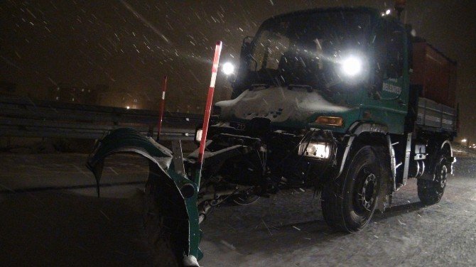 Kars Belediyesi’nin Karla Mücadelesi Aralıksız Devam Ediyor