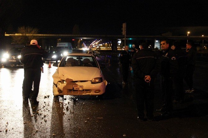 Kırmızı Işıkta Durmayan Otomobil Polis Aracına Çarptı: 1 Yaralı