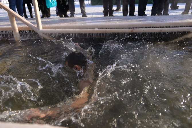 Ortodoks Hıristiyanlar eksi 30 derecede vaftiz oldular