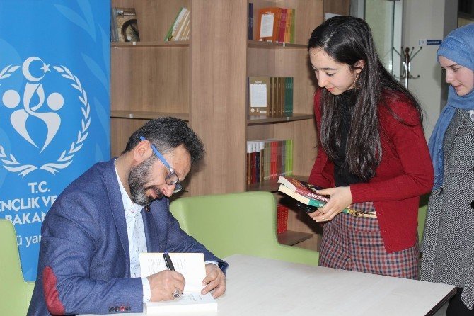 Ünlü Yazar Sinan Yağmur Erzincan’da Gençlerle Buluştu