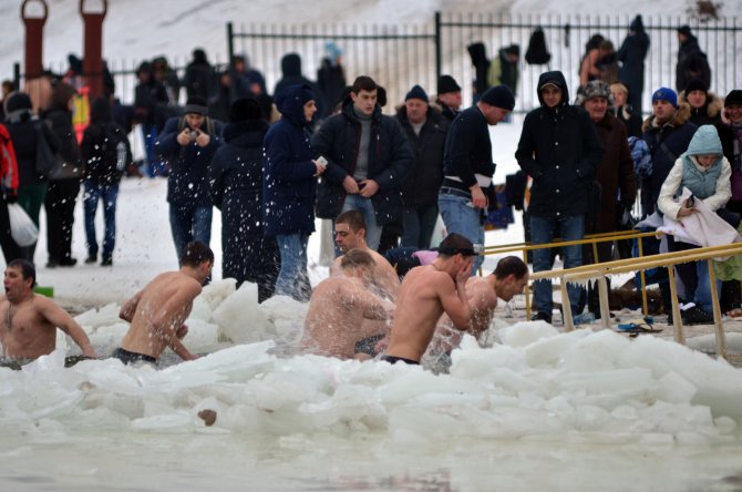 Ukrayna'da Ortodokslar buzlu suda vaftiz oldu