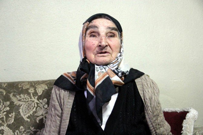 Komşularının Sahip Çıktığı, Yalnız Yaşayan 82 Yaşındaki Latife Yaprak: