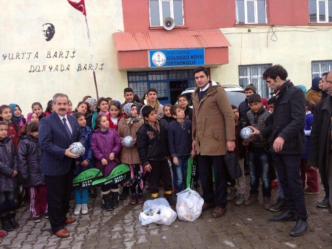 Başkan Gürsoy’dan Köy Okuluna Spor Malzemesi Desteği