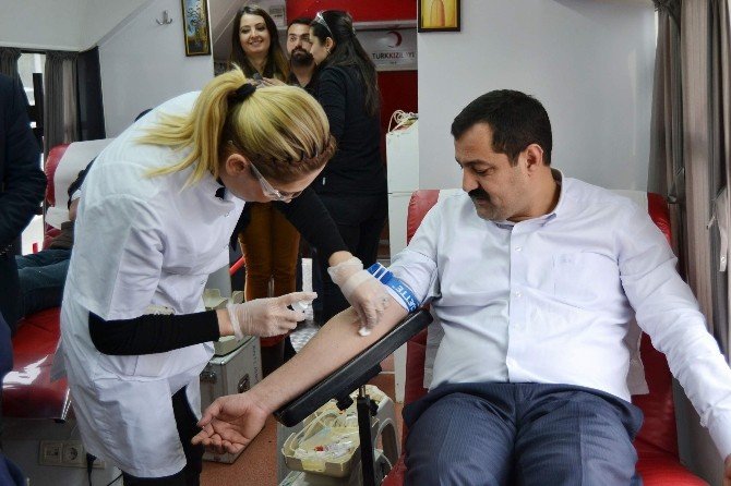 AK Gençlik Kan Bağışı Yaptı