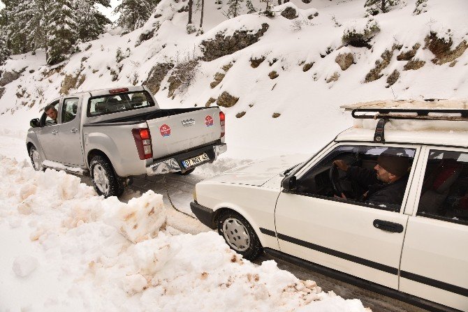 Kar’da Mahsur Kalan Vatandaşları Belediye Ekipleri Kurtardı