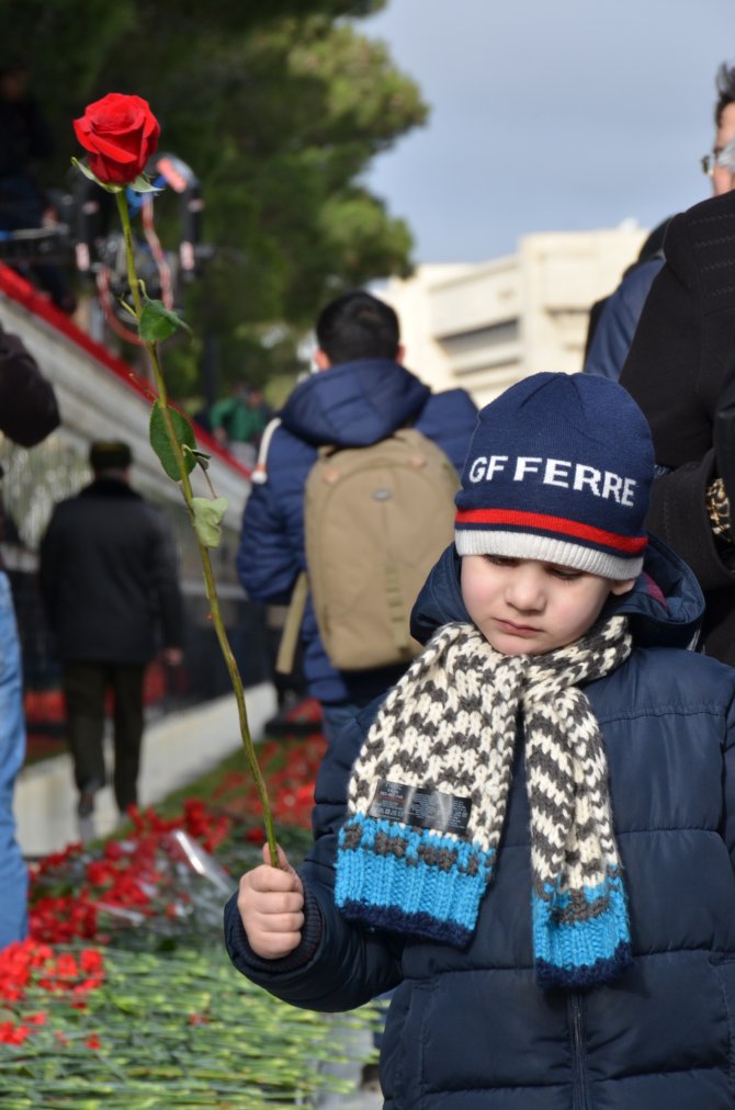 Azerbaycan'da 20 Ocak katliamında hayatını kaybedenler anılıyor