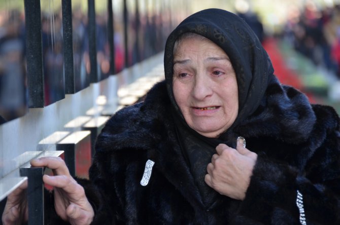 Azerbaycan'da 20 Ocak katliamında hayatını kaybedenler anılıyor