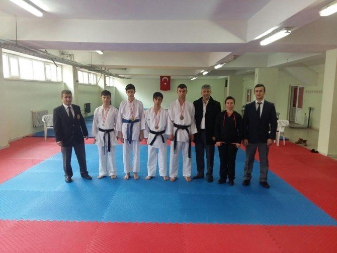 Bilecik’te Lise Ve Ortaokullar Arası Karate Şampiyonası Yapıldı
