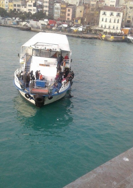 Galata Köprüsü’nden Atlayan Genci Yolcu Teknesi Kurtardı