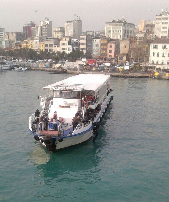 Galata Köprüsü’nden Atlayan Genci Yolcu Teknesi Kurtardı