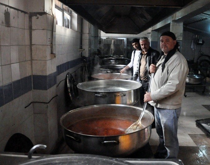 Hayırseverden Suriyelilere Sıcak Yemek