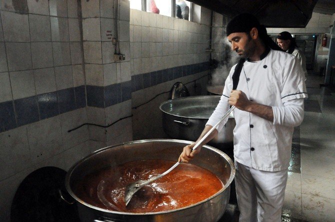 Hayırseverden Suriyelilere Sıcak Yemek