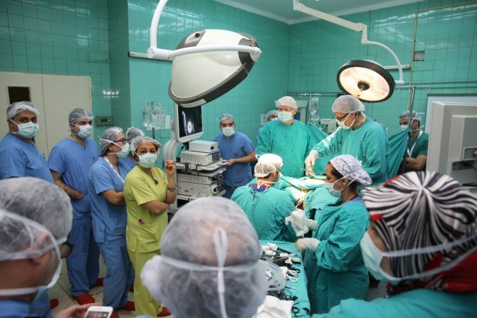 Kadın doğum uzmanlarına kapalı ameliyat teknikleri öğretildi