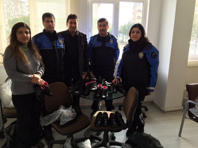 Polis Manavgat'ta 175 öğrenciye ayakkabı dağıttı