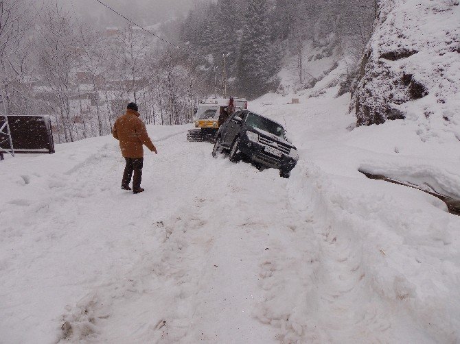 Ayder Yaylası’nda Kara Saplanan Araçların İmdadına Kar Taksileri Yetişiyor