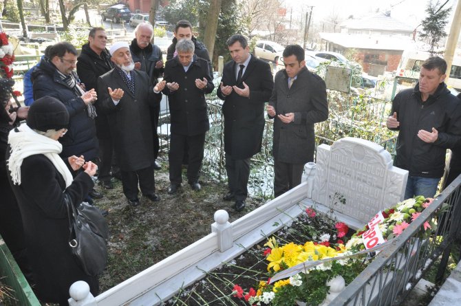 Milli futbolcu Muzaffer Badalıoğlu, mezarı başında dualarla anıldı
