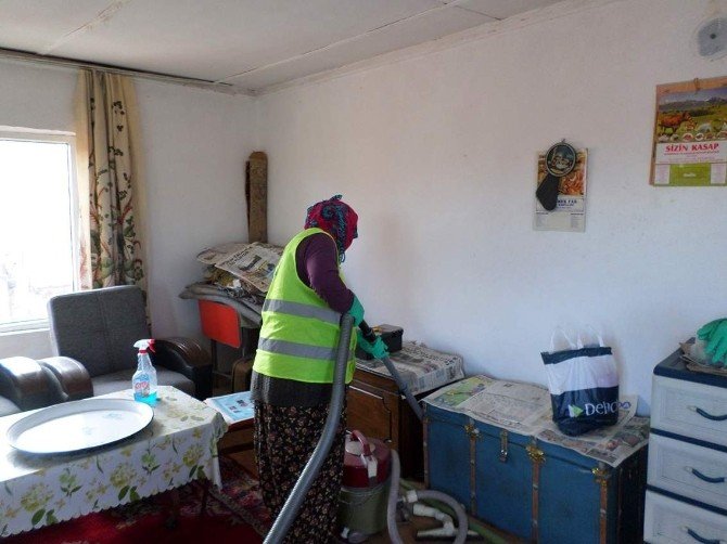 Seyitgazi Belediyesi’nden Yaşlı Ve Engelli Vatandaşların Evlerine Temizlik Hizmeti
