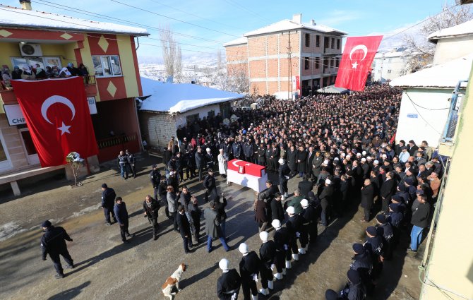 Şehit polis, Türk bayrağı altından geçirilerek son yolculuğuna uğurlandı