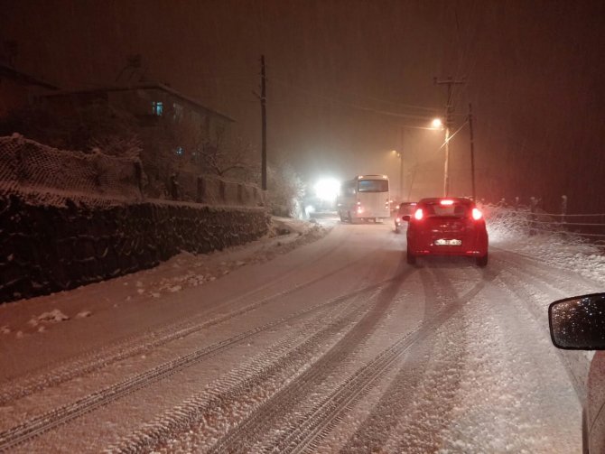 Ereğli'de kar yağışı sürücülere zor anlar yaşattı
