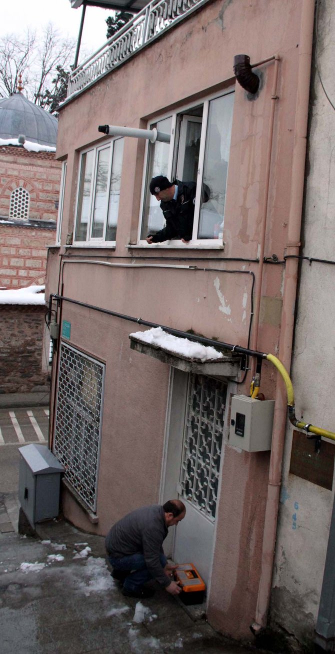 ‘Kapım kilitli’ diye yardım isteyen yaşlı kadını polis kurtardı