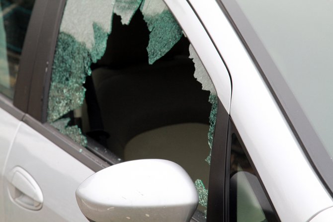 Lastiğini patlattıkları araç durunca camı kırıp 120 bin lira çaldılar