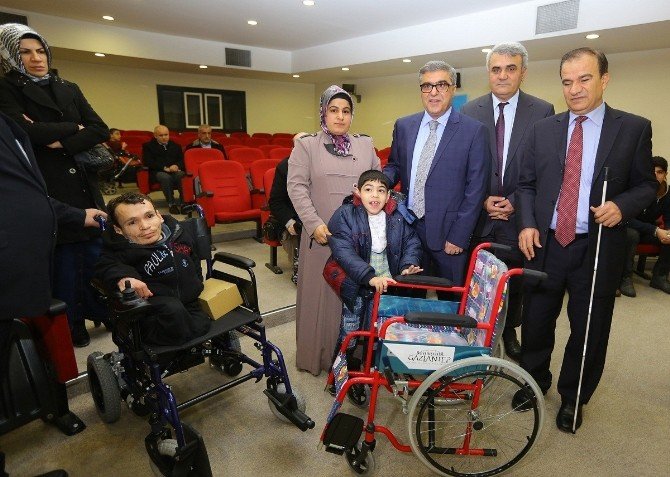 Engellilere Beyaz Baston, Saat Ve Tekerlekli Sandalye Desteği
