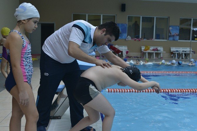 Tepebaşı’ndan Öğrencilere Yüzme İmkanı