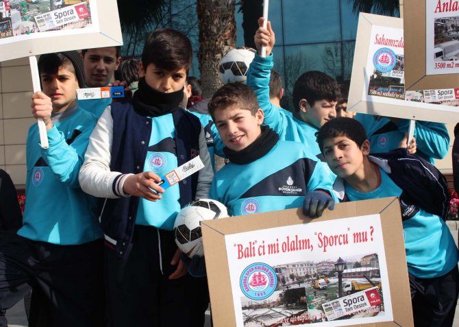Statları yıkılan minik sporcular Fatih Belediyesi önünde eylem yaptı