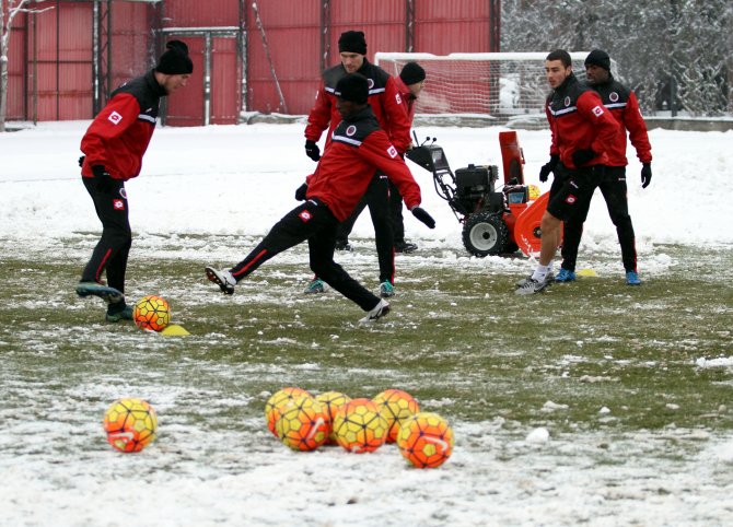 Gençlerbirliği, Antalyaspor maçı hazırlıklarını kar yağışı altında yaptı