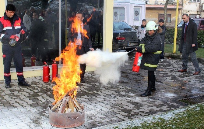 İtfaiyeden Sağlık Personeline Yangın Söndürme Eğitimi