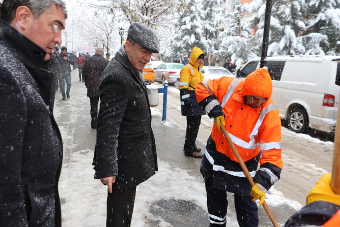 Kırıkkale Belediyesi ekipleri kar ile mücadele başlattı