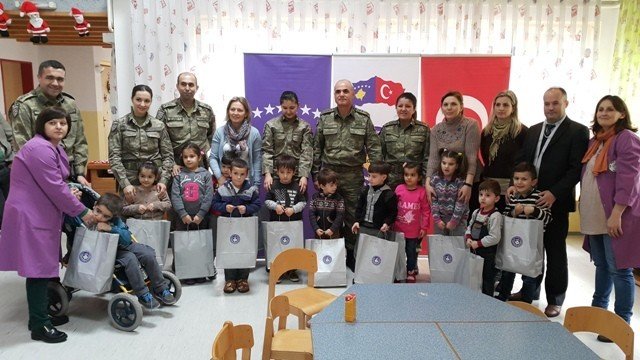 Kosova’da Görev Yapan Türk Askeri Engelli Çocukları Sevindirdi