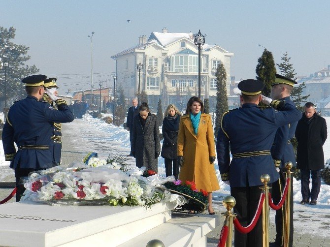 Kosova İlk Cumhurbaşkanı Rugova’yı Mezarı Başında Andı