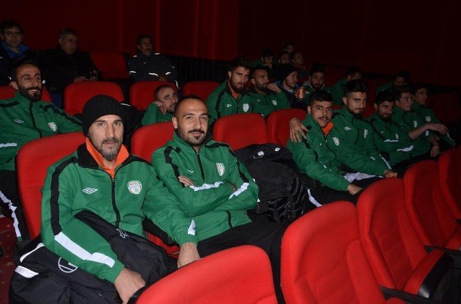 Yeşilyurtspor Futbol Takımı Sinemada Stres Attı