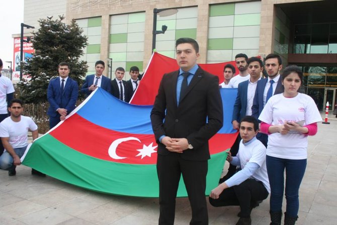 Azeri öğrencilerden 20 Ocak katliamına anma