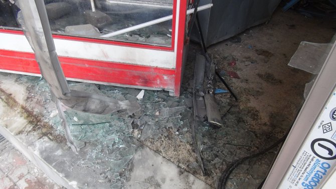 Nusaybin'de polis zırhlı aracına roketli saldırıda kasap dükkânı isabet aldı