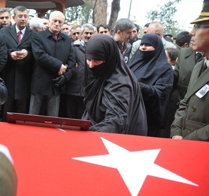 Turgutlu, Şehidini Ağıtlarla Uğurladı